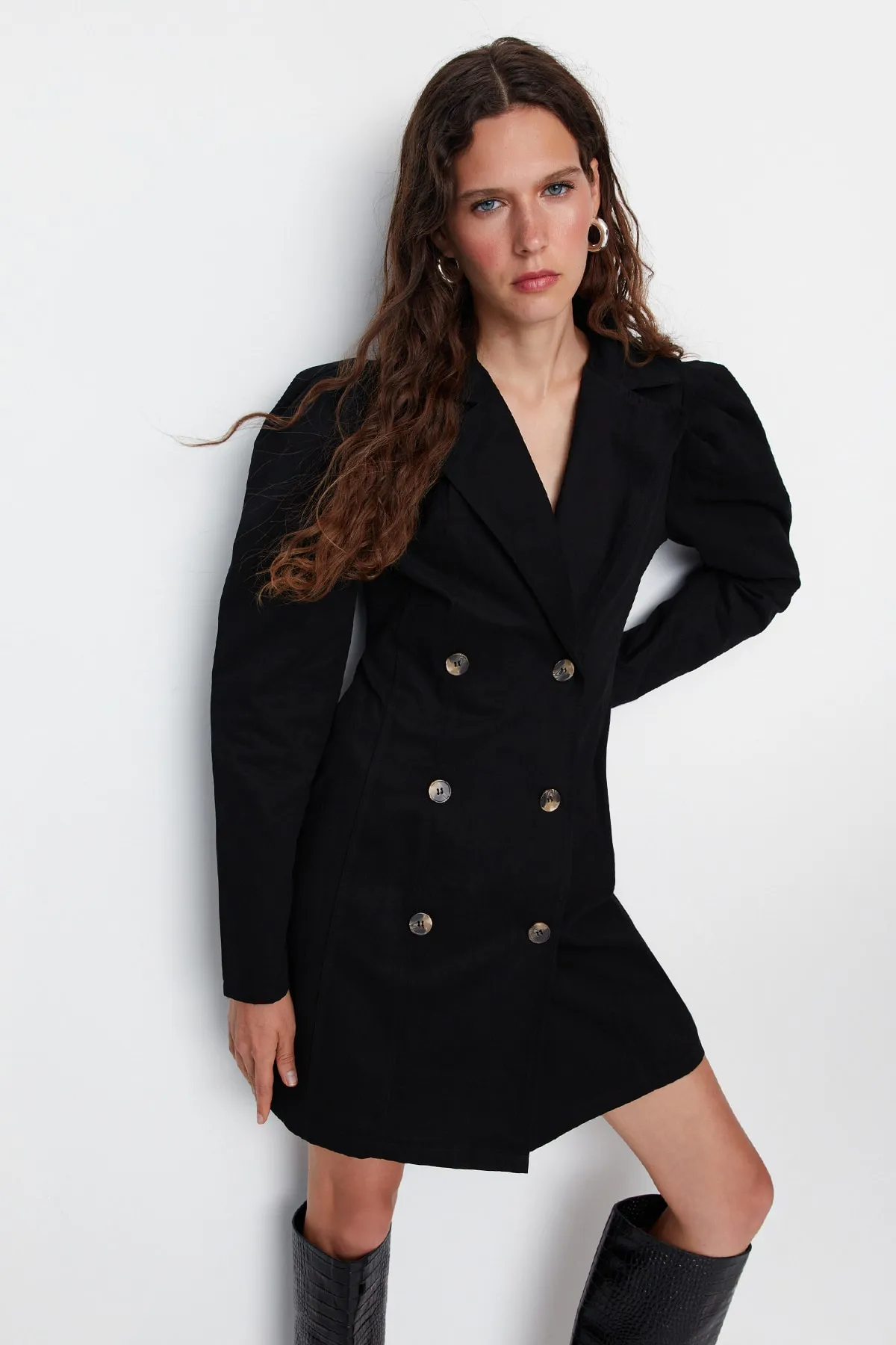 Trendyol Collection  Limitierte Edition: Schwarz gewebte Jacke, gewebtes Kleid TWOAW22EL1352