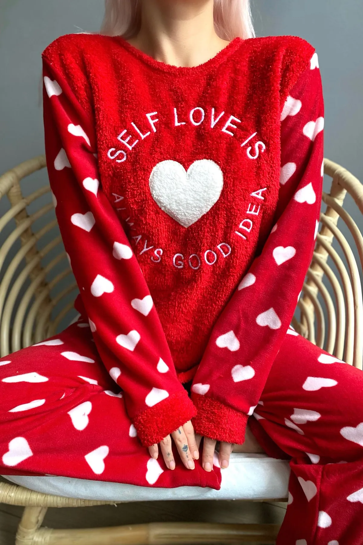 Pijamaevi  Rotes, gemustertes Plüsch-Pyjama-Set für Damen mit Selbstliebe-Motiv