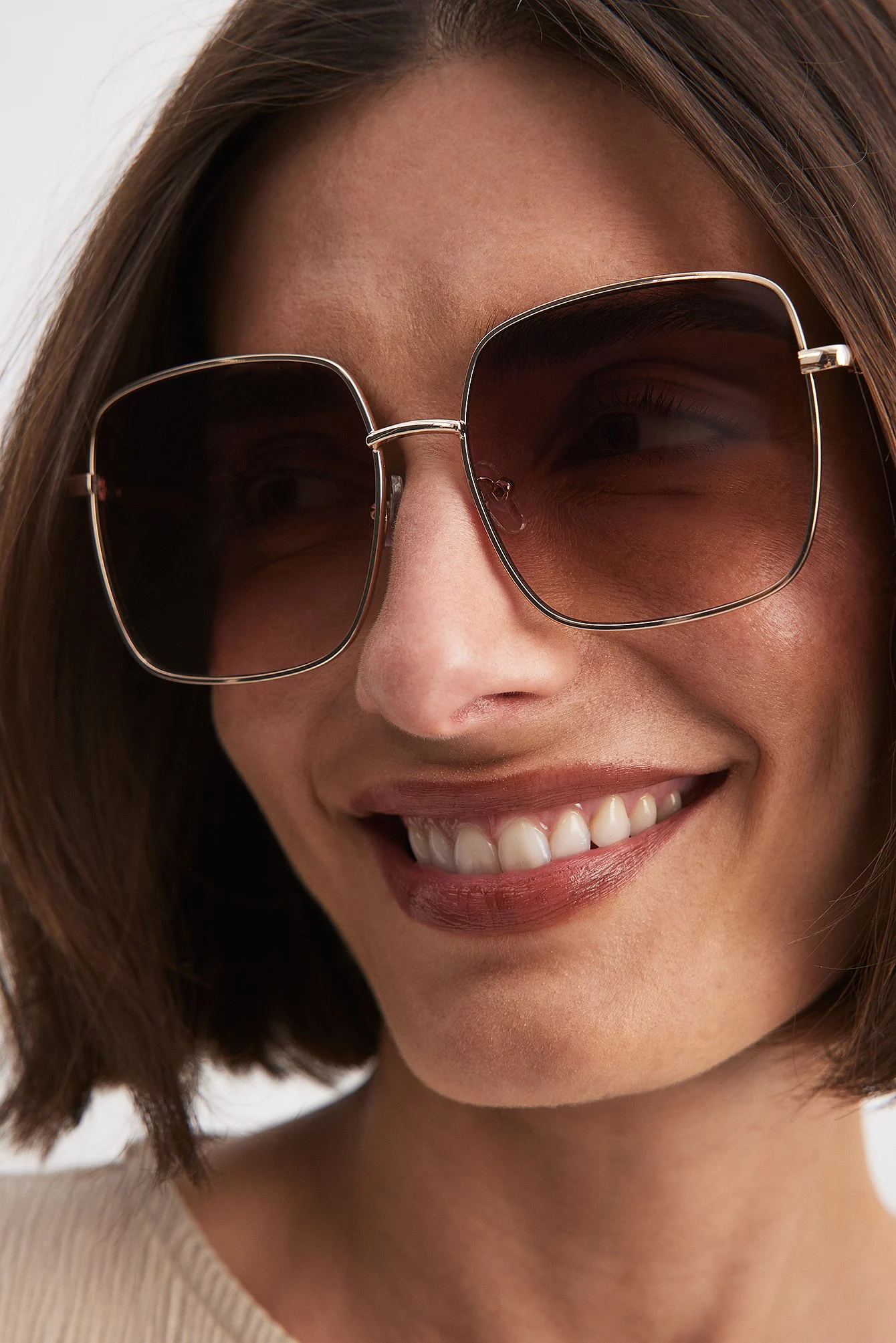 Große Sonnenbrille mit quadratischen Gläsern und Metallrahmen