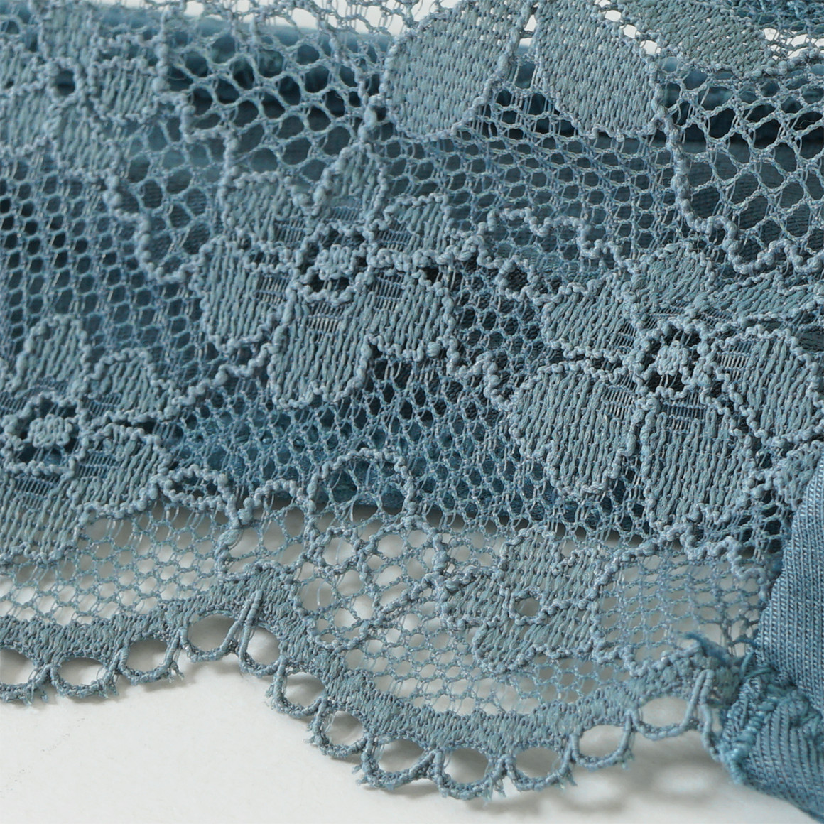 2 Damen Strings mit Spitzeneinsatz