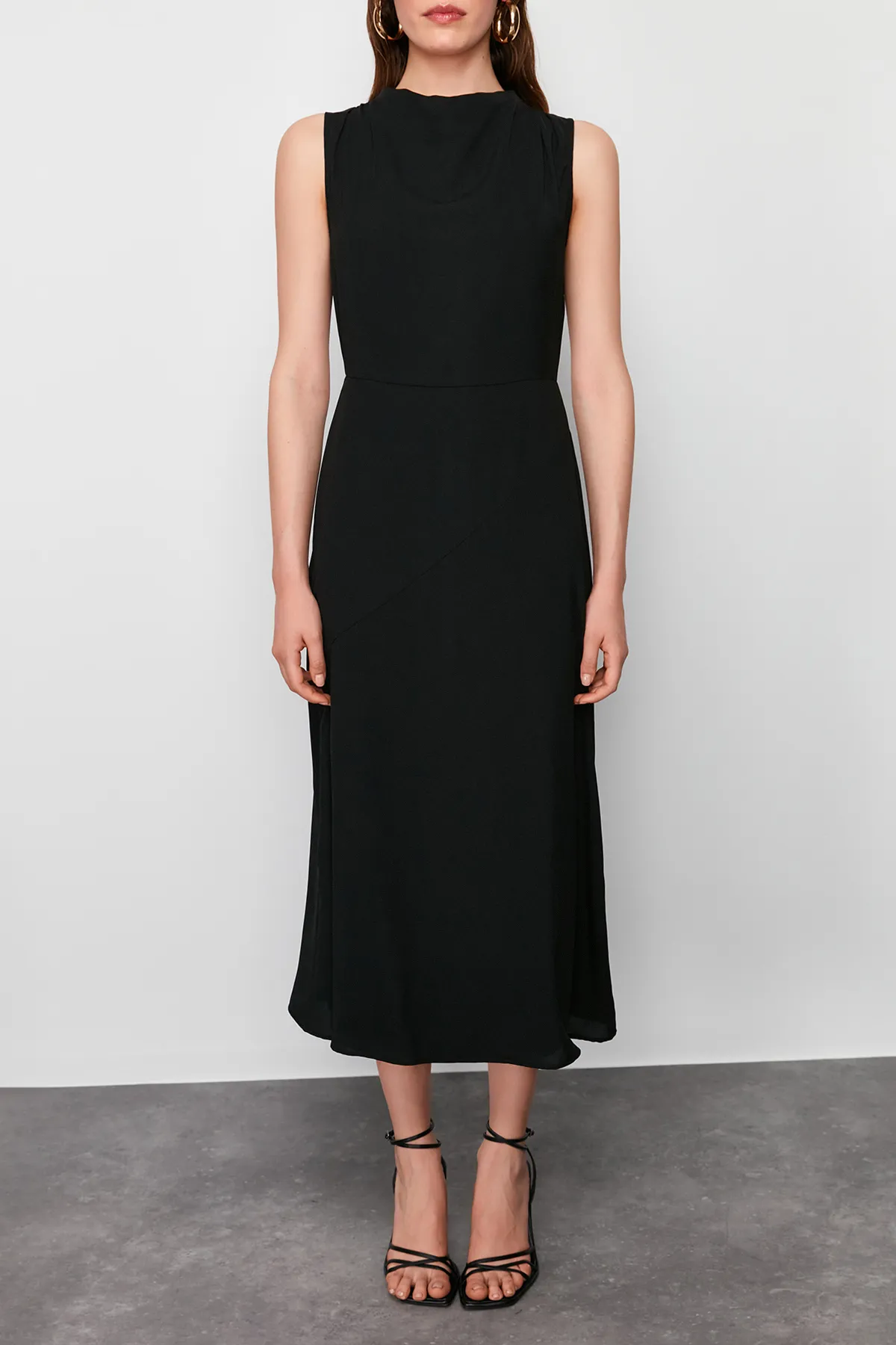 Trendyol Collection  Schwarzes gewebtes Midikleid mit Degaje-Kragenrock und Cut-Detail TWOSS24EL00390