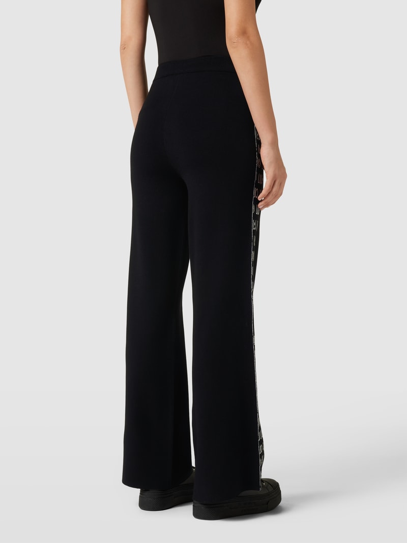 Bootcut Stoffhose mit Label-Muster in schwarz