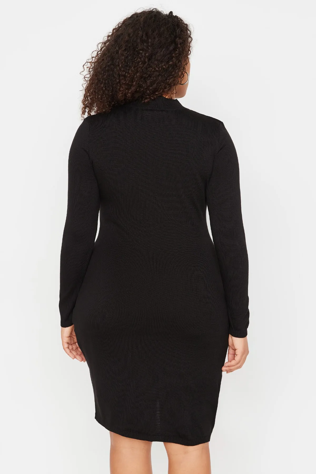 Trendyol Curve  Schwarzes, transparentes, detailliertes, figurbetontes Strickkleid mit hohem Kragen TBBAW23AH00180