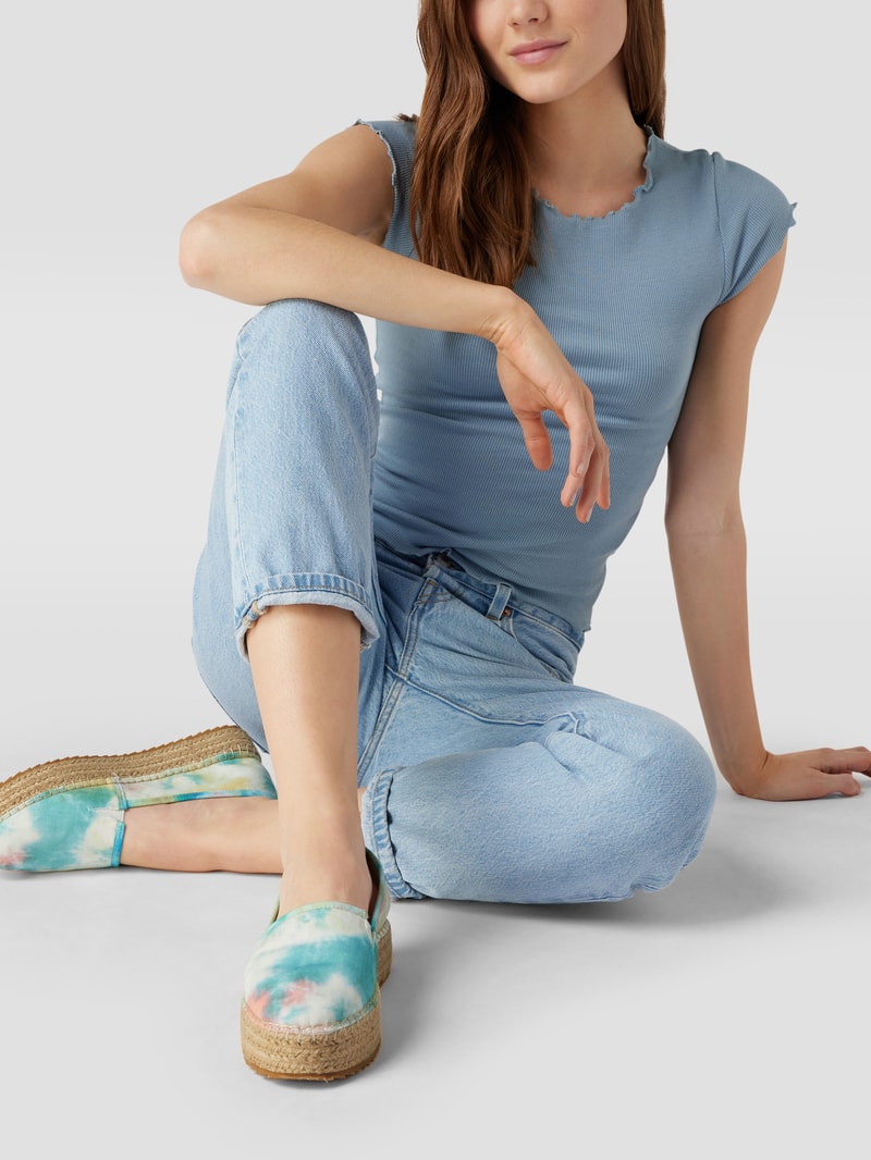 Slip-on-Sneaker in Batik-Optik in hellblau
