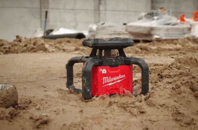 Milwaukee M18 RLOHV1200-501C vízszintes/függőleges forgó dupla dőlésszögű piros lézer 18 V 5.0 Ah Li-ion akkumulátorral (4933493204)