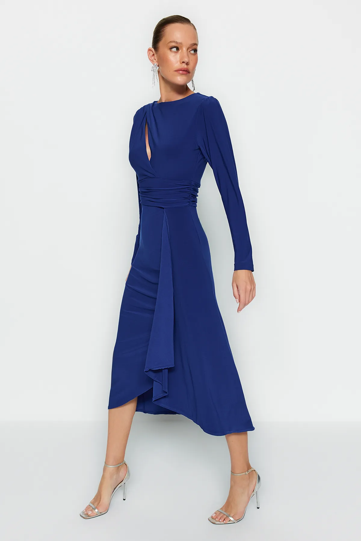 Trendyol Collection  Elegantes Abendkleid mit Ausschnitten und Fensterdetail und Saxe-Passform TPRAW24EL00219