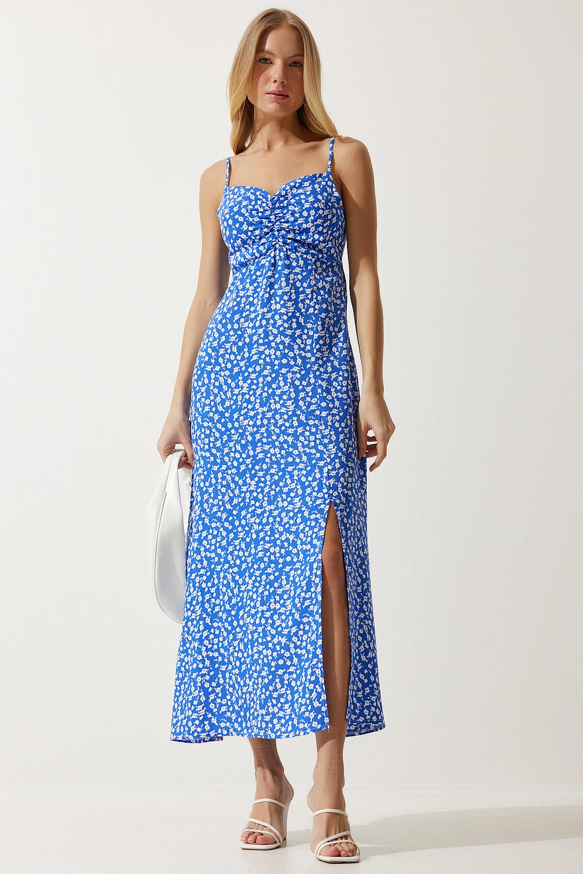 Happiness İstanbul  Blaues Damenkleid aus gemusterter Viskose mit Trägern UB00236