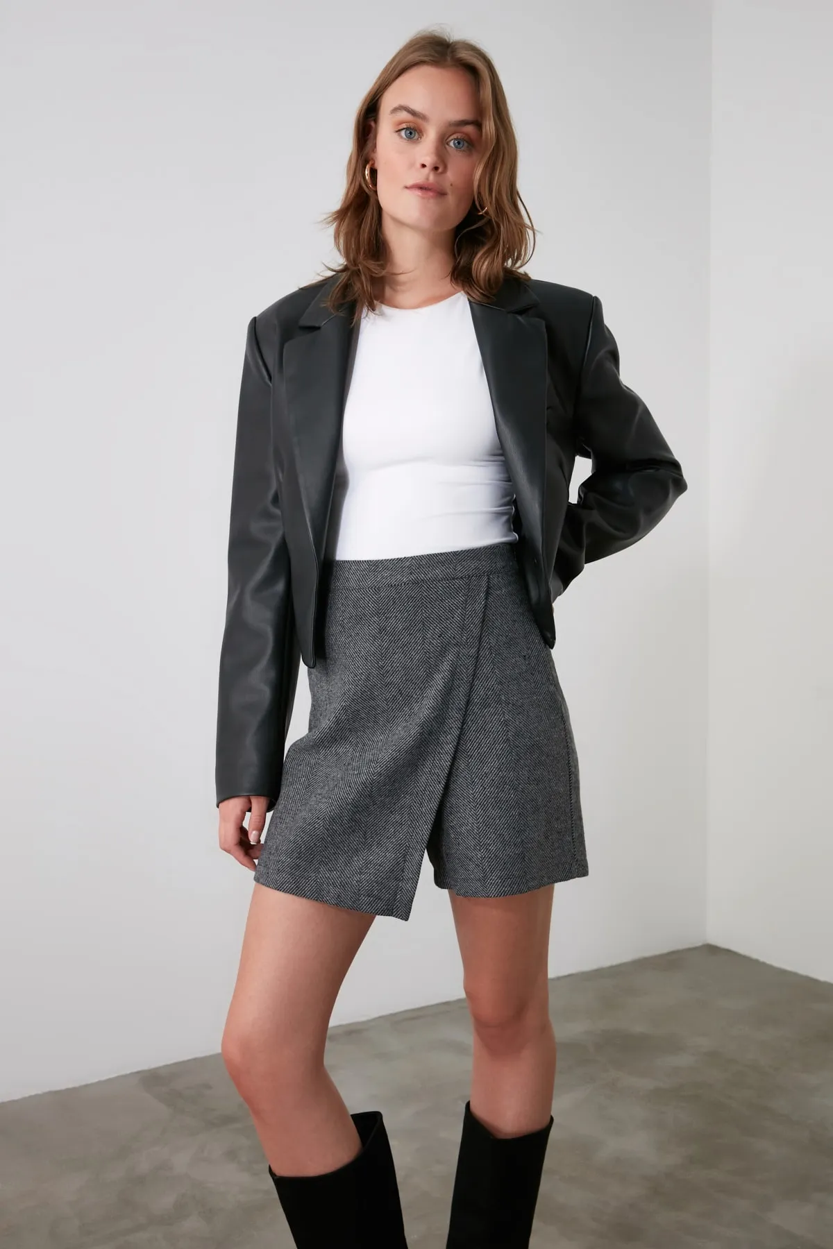 Trendyol Collection  Anthrazitfarbener, gewebter Shortsrock mit Wickelstich TWOAW21SR0082