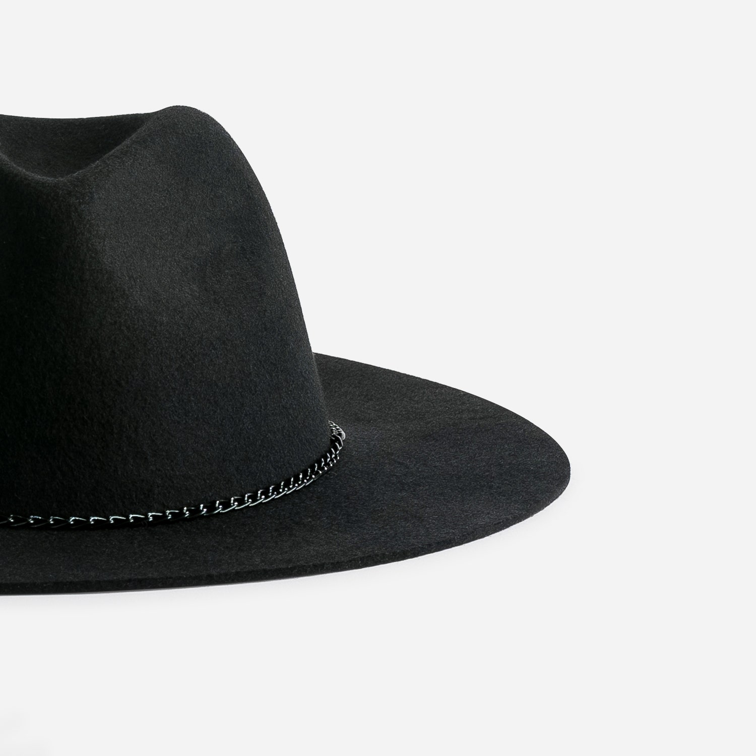 Chapeau noir laine feutrée avec galon-chaînette