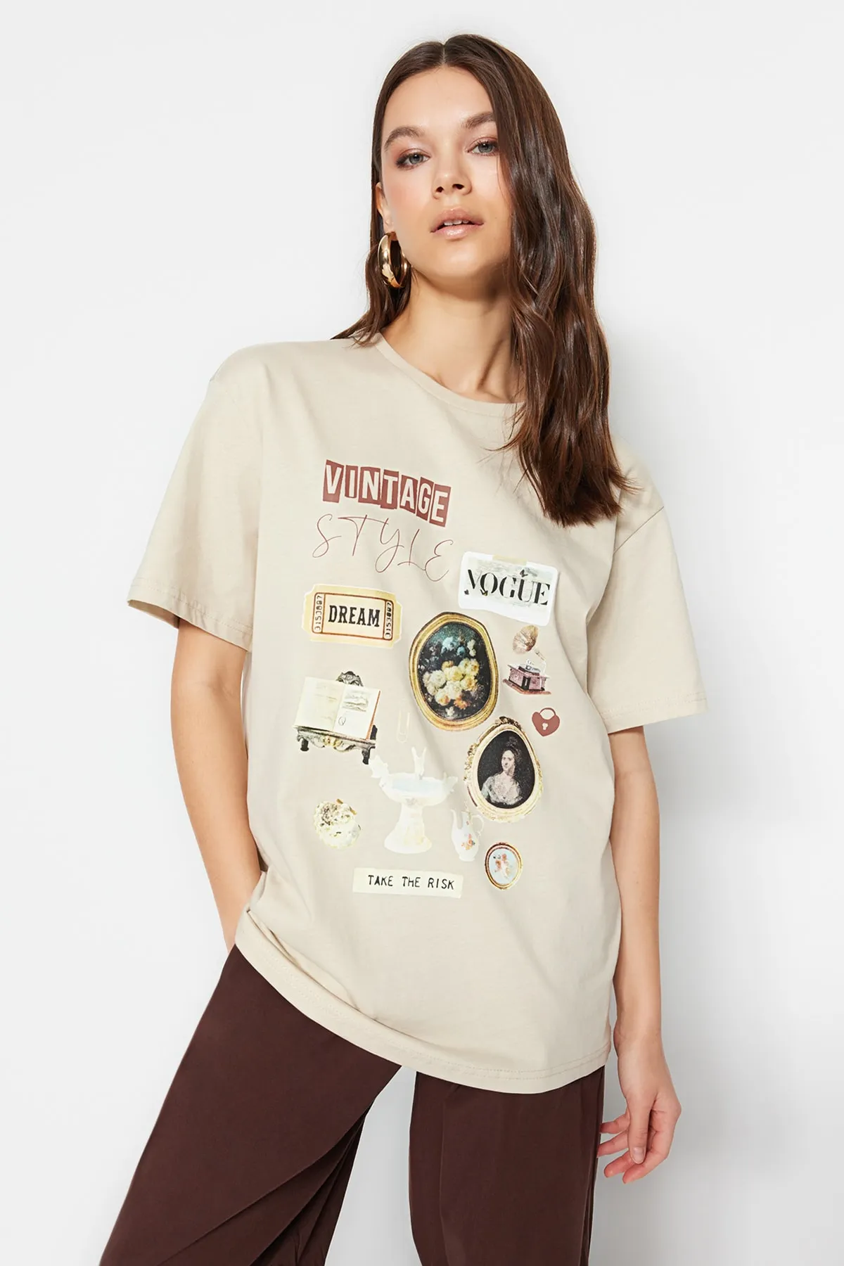 Trendyol Collection  Hochwertiges Stone-Strick-T-Shirt aus 100 % Baumwolle mit Print in Übergröße/weiter Passform und Rundhalsausschnitt TWOSS23TS00282