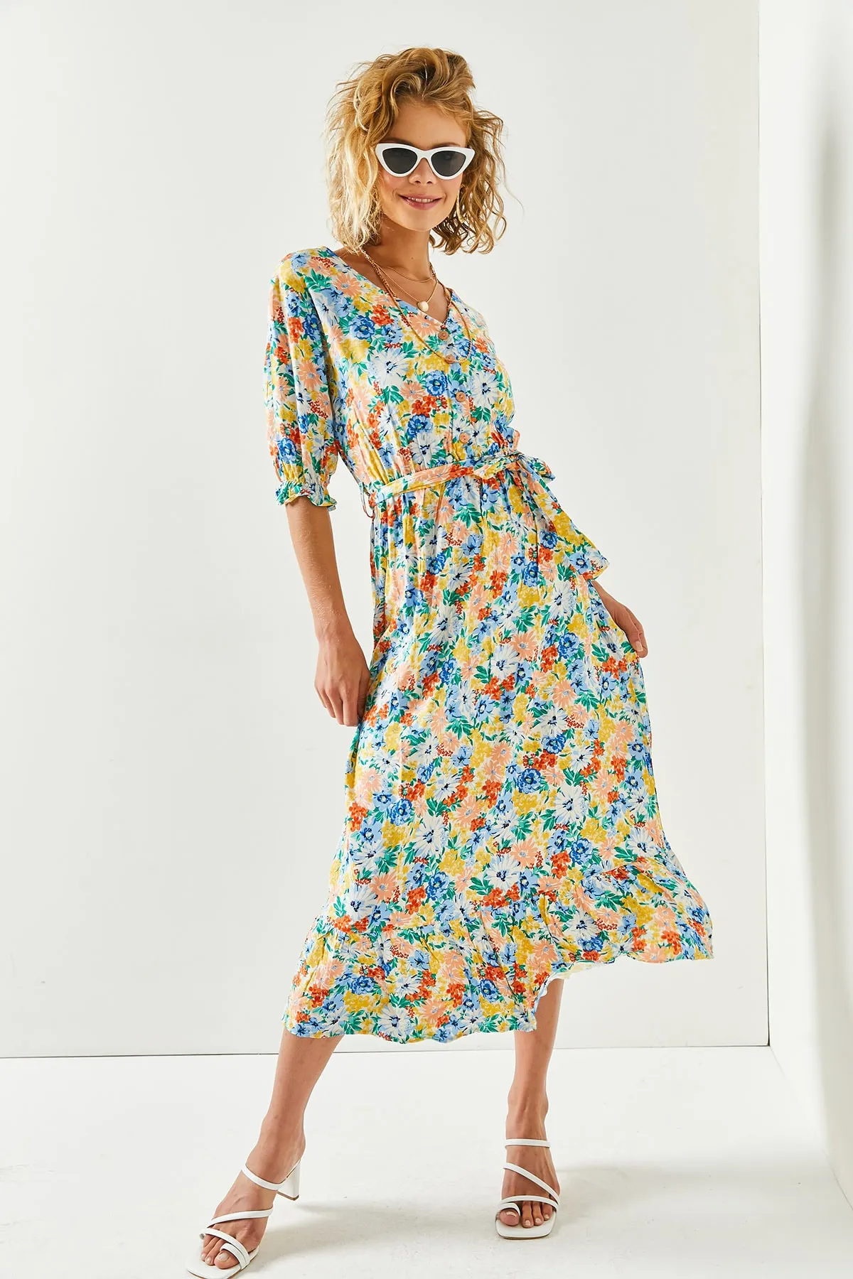 Olalook  Puderblaues Damenkleid aus gewebter Viskose mit Knöpfen und Gürtelärmeln ELB-19001524