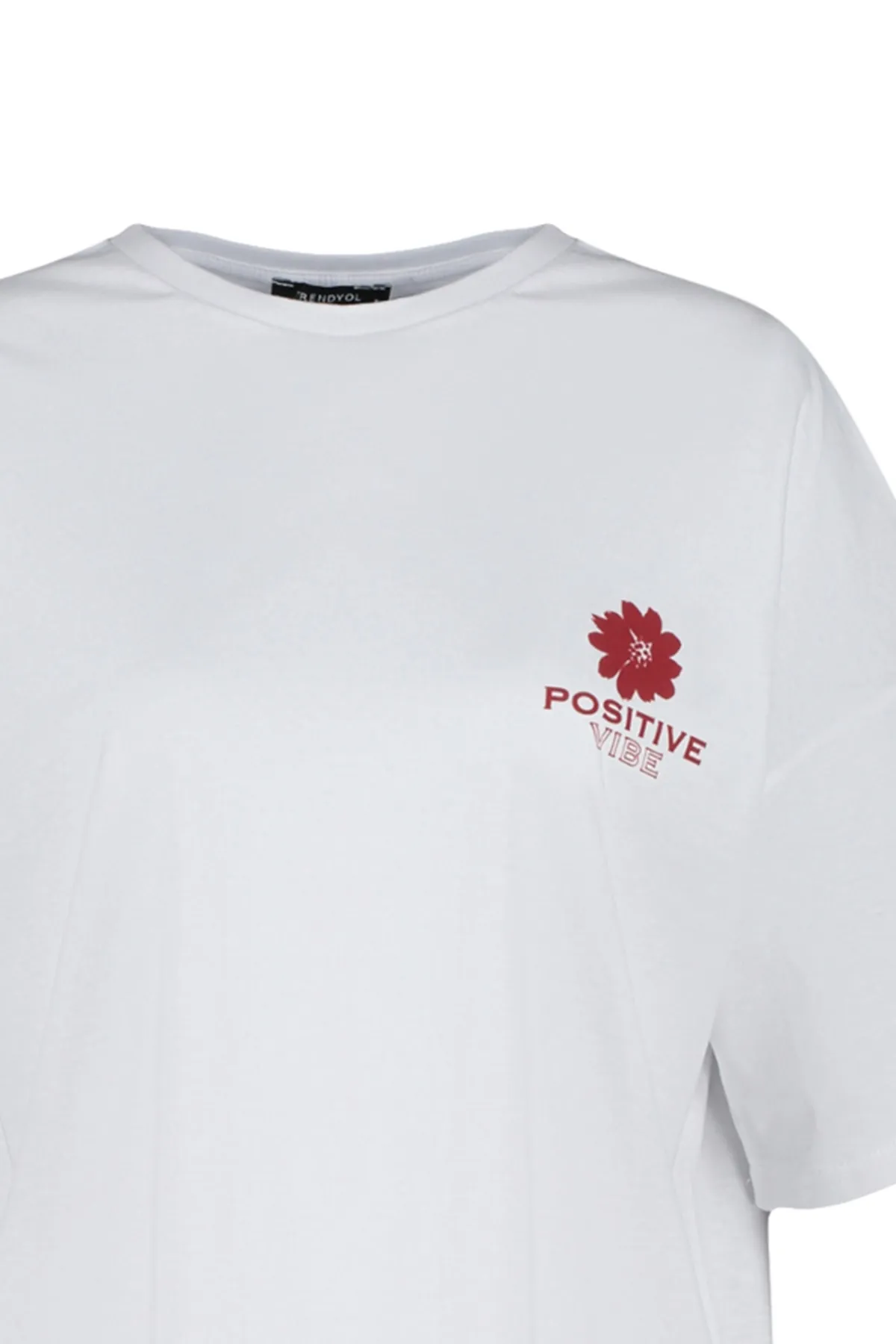 Trendyol Collection  Weißes Strick-T-Shirt mit Rundhalsausschnitt aus 100 % Baumwolle mit Aufdruck auf der Rückseite und weiter Passform TWOSS23TS00321