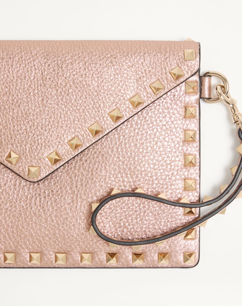 Clutch Rockstud em couro de bezerro laminado cor granada