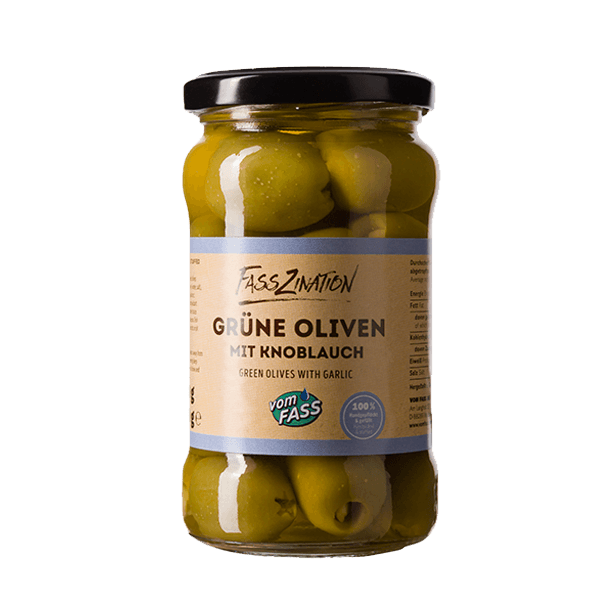 Grüne Oliven mit Knoblauch
