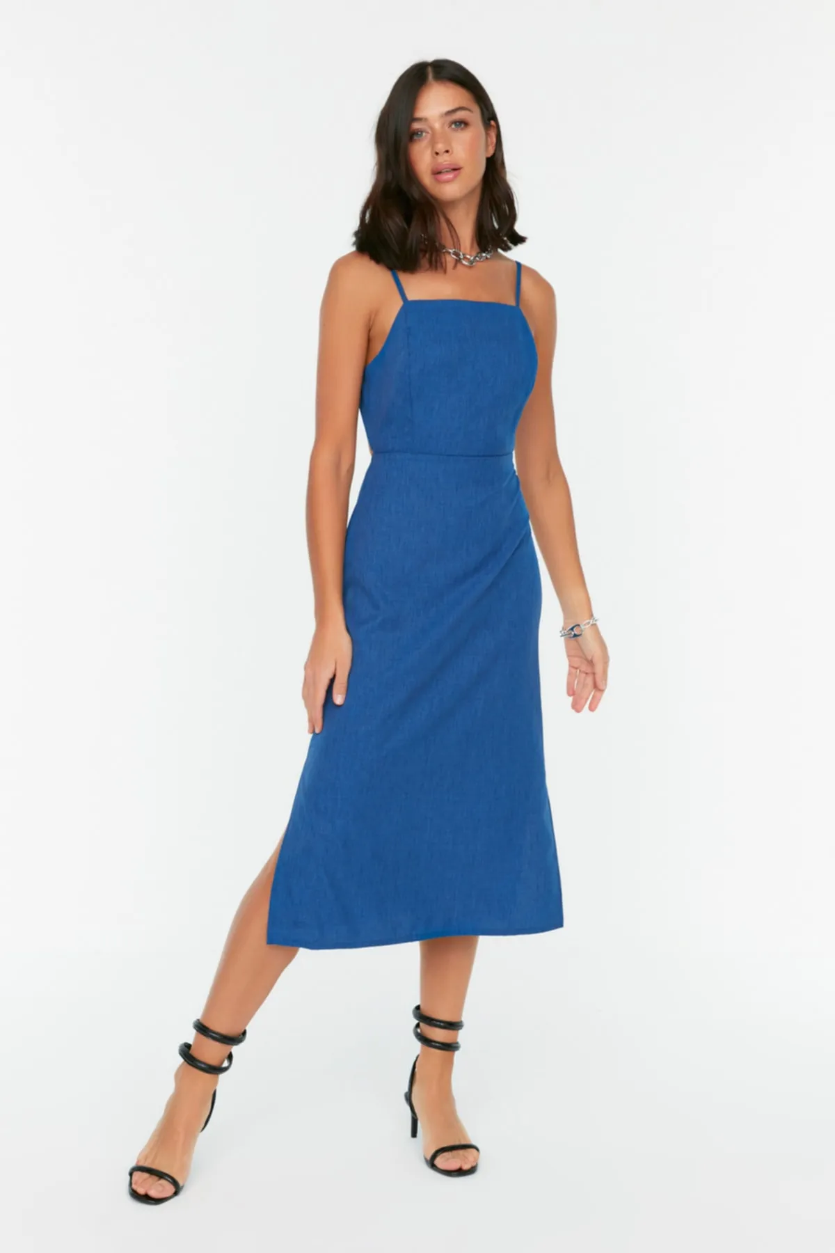 Trendyol Collection  Rückenfreies, gewebtes Trägerkleid in Indigo TWOSS22EL2591
