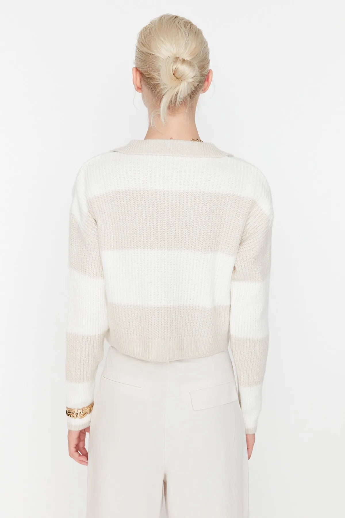 Trendyol Collection  Steinfarbener, weich strukturierter Strickpullover mit Farbblockdesign TWOAW22KZ0226