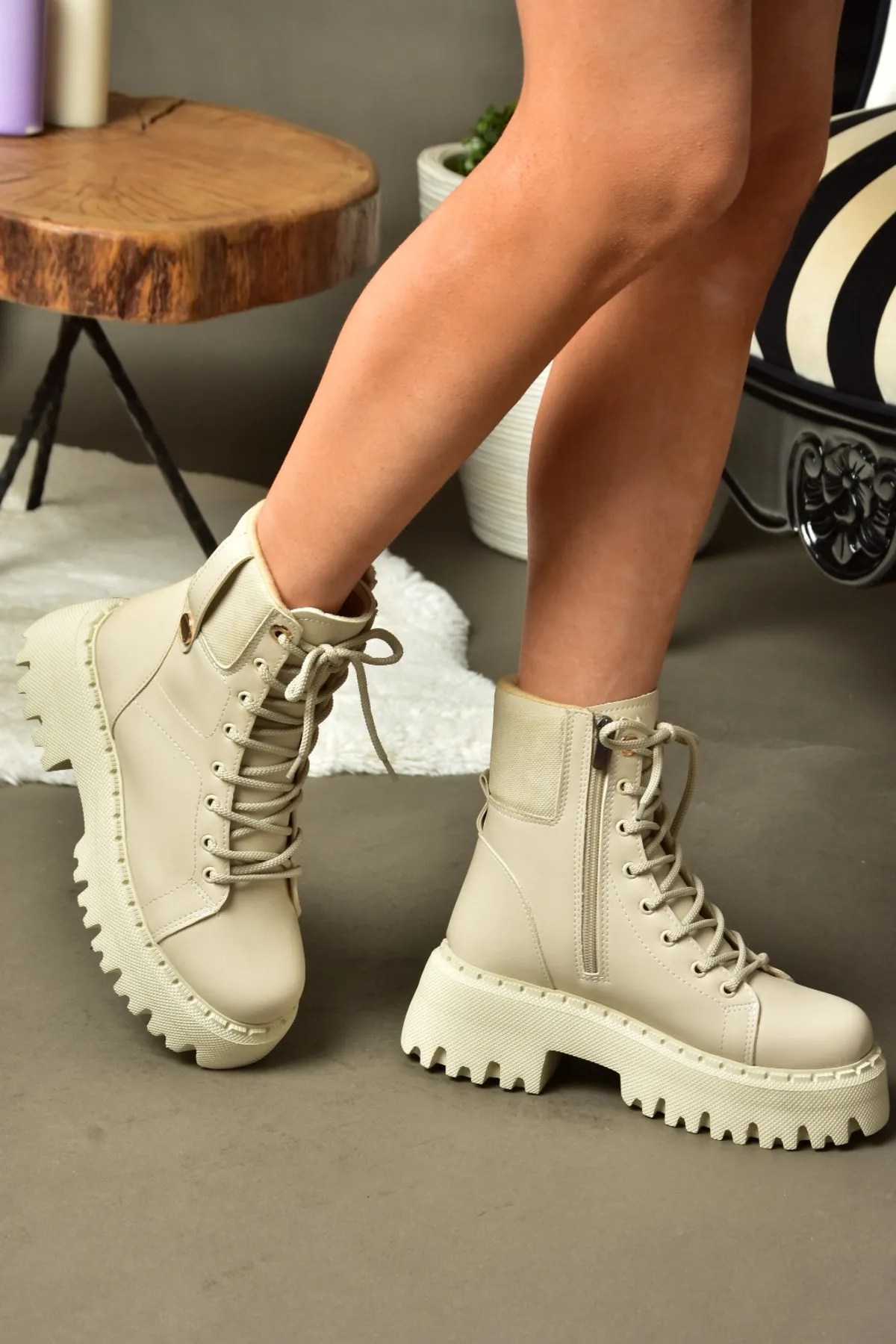 Fox Shoes  R973970109 Beigefarbene Damenstiefel mit dicken Sohlen
