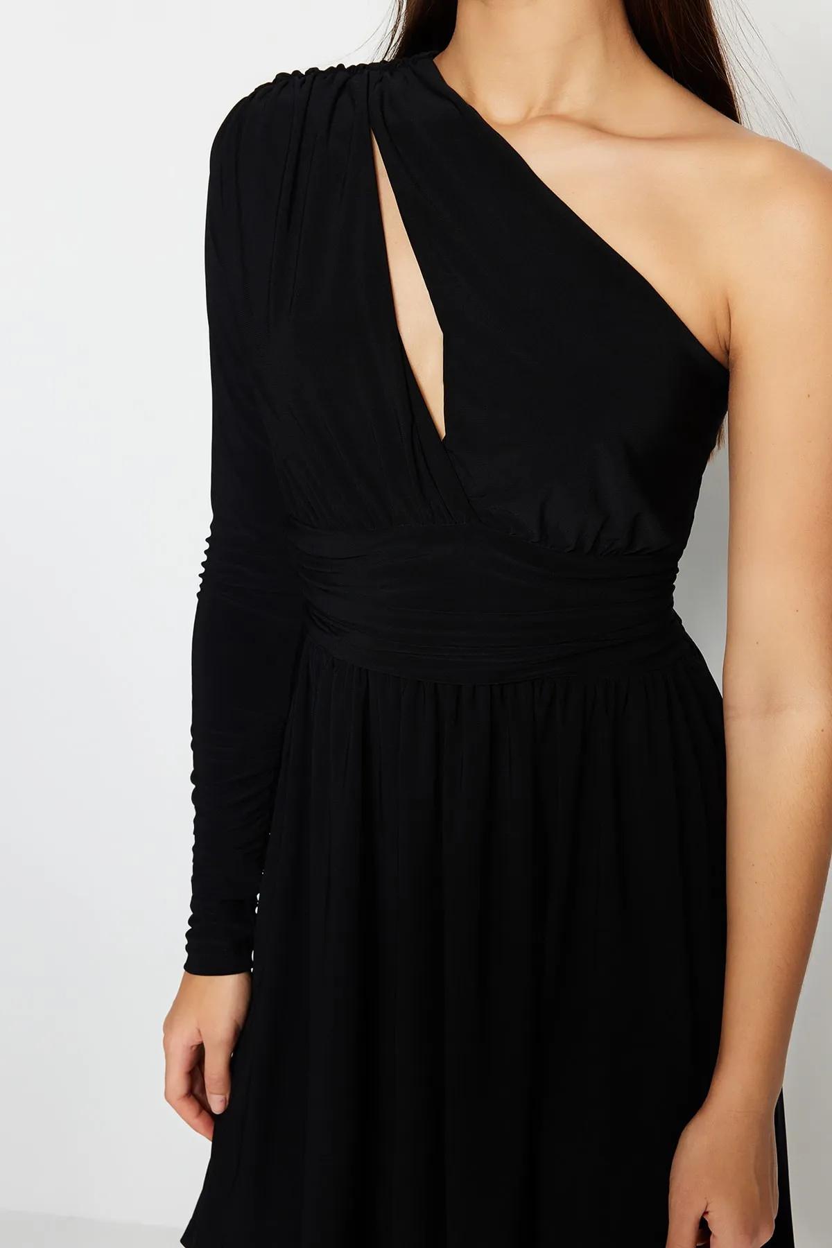 Trendyol Collection  Schwarzes, elegantes Abendkleid mit offener Taille/Skater-Fenster/ausgeschnittenem Strickdetail TPRSS23EL00032