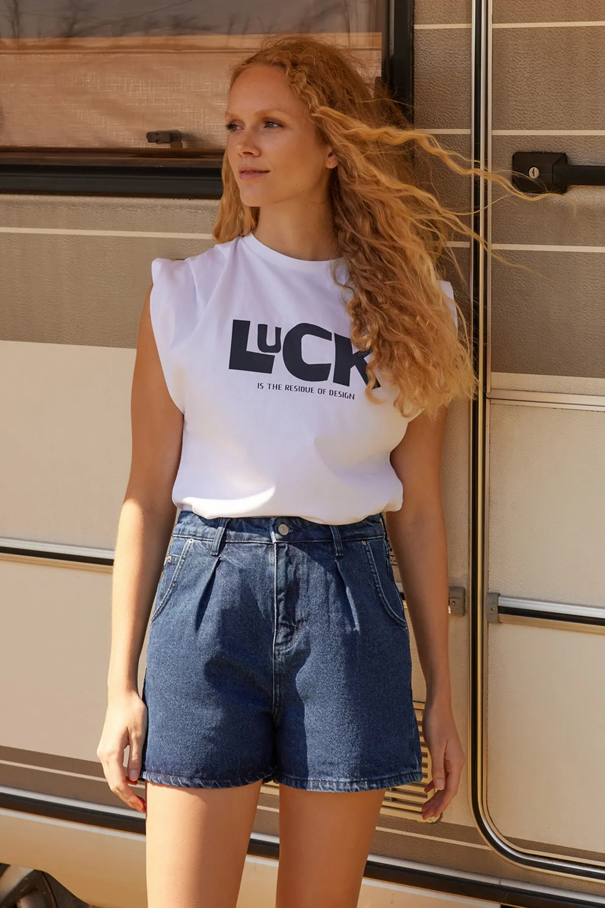 Trendyol Collection  Blaue, nachhaltigere Denim-Shorts mit Falten TWOSS20SR0129