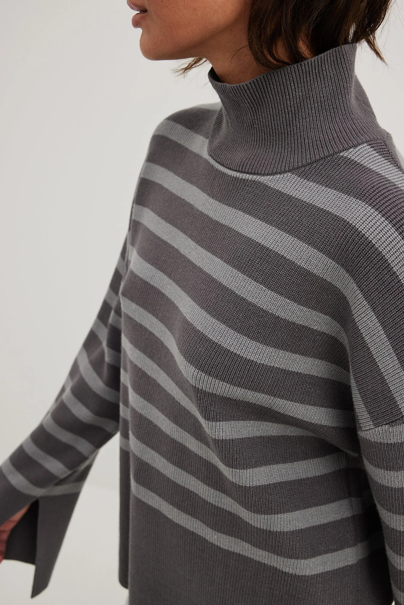 Gestreifter Strickpullover mit Rollkragen