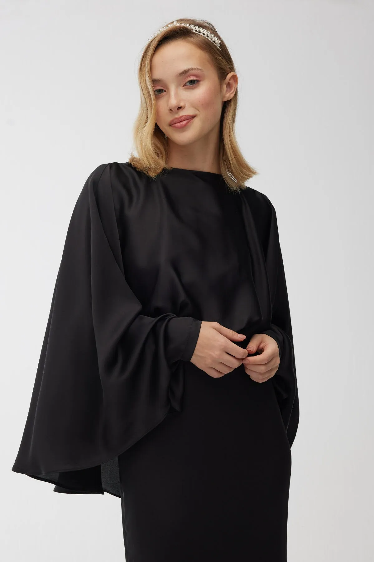 Manuka  Cape-Abendkleid aus Seidensatin in Schwarz