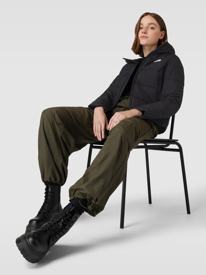 Steppjacke mit Kapuze und Reißverschluss in schwarz