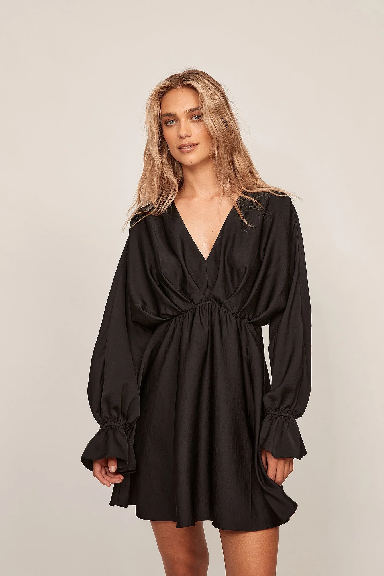 Fließendes Minikleid