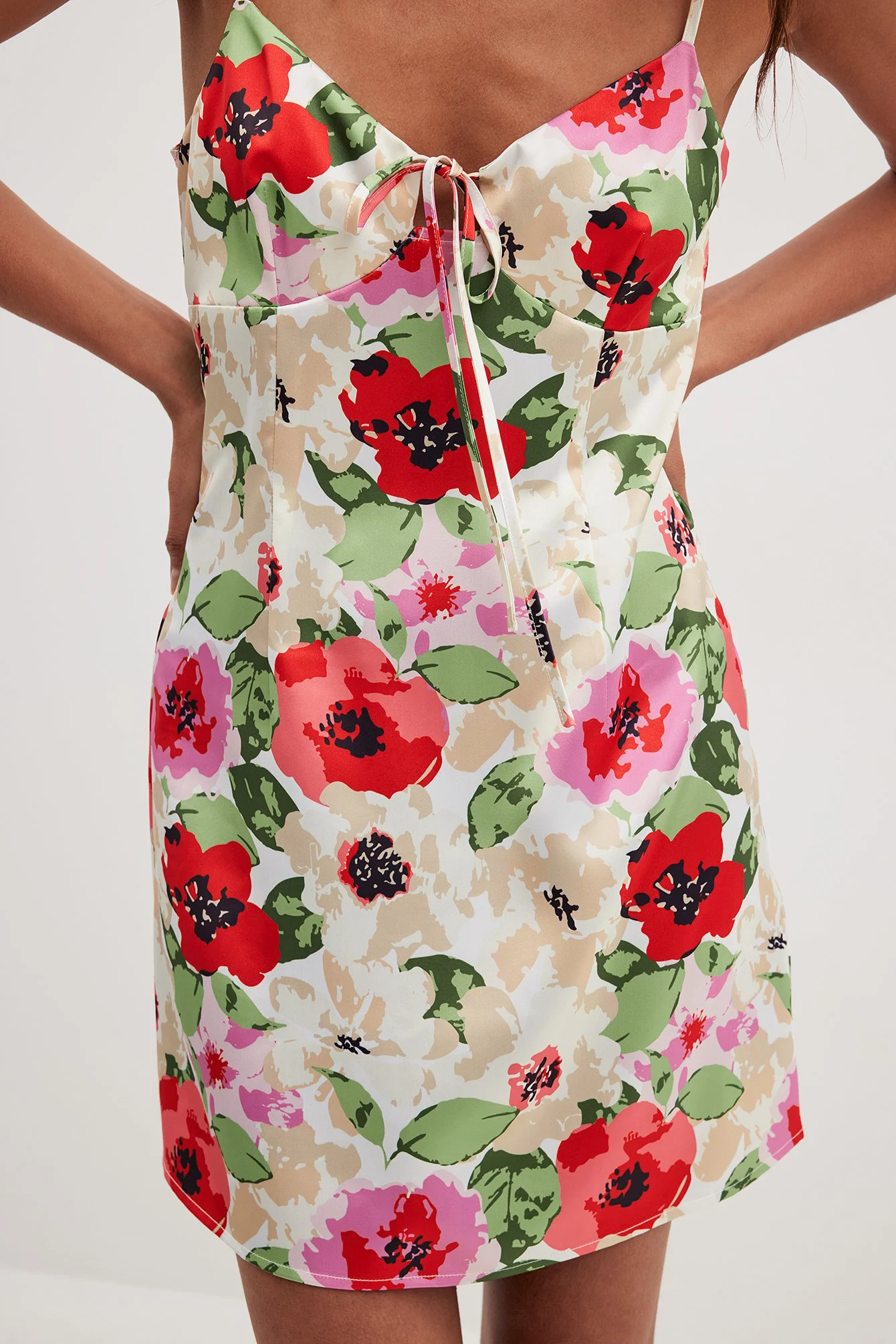 Minikleid mit schmalen Trägern