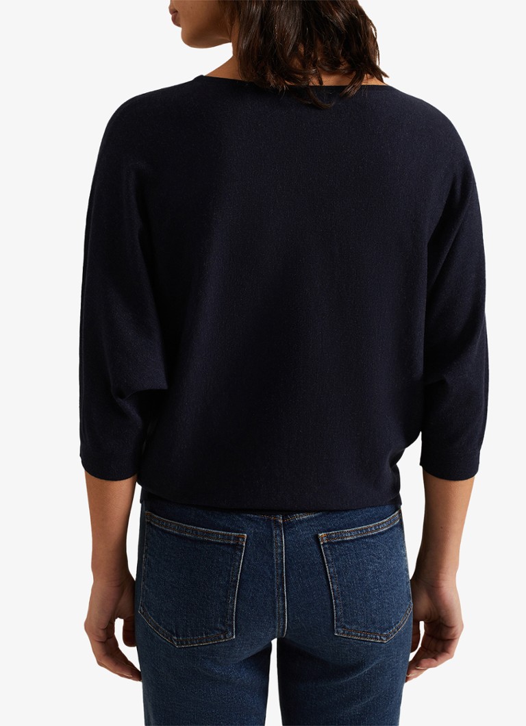 Tricou Cristine de la Phase Eight, confecționat din material tricotat subțire și elastic.