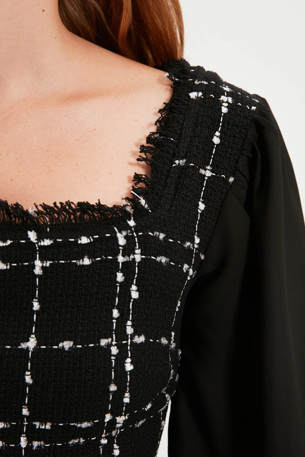 Trendyol Collection  Schwarzes Tweed-Kleid mit Mini-Chiffonärmeln in A-Linie und detailliertem Webmuster TWOAW21EL0532
