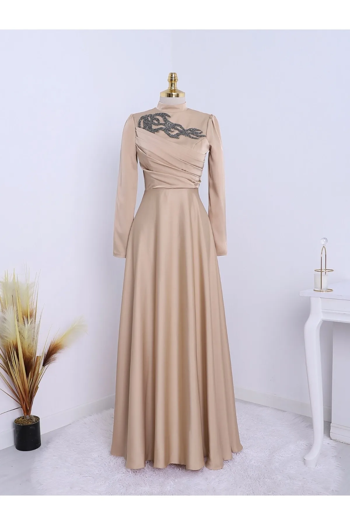 Modamorfo  Abendkleid mit Steinkragen und drapierter Vorderseite