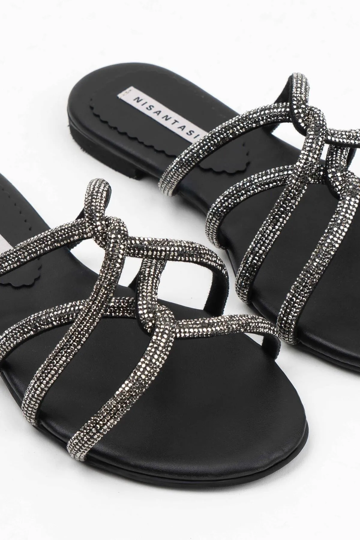 NİŞANTAŞI SHOES  Schwarze, matte Damenhausschuhe mit Steindetail und Kreuzband und flacher Sohle