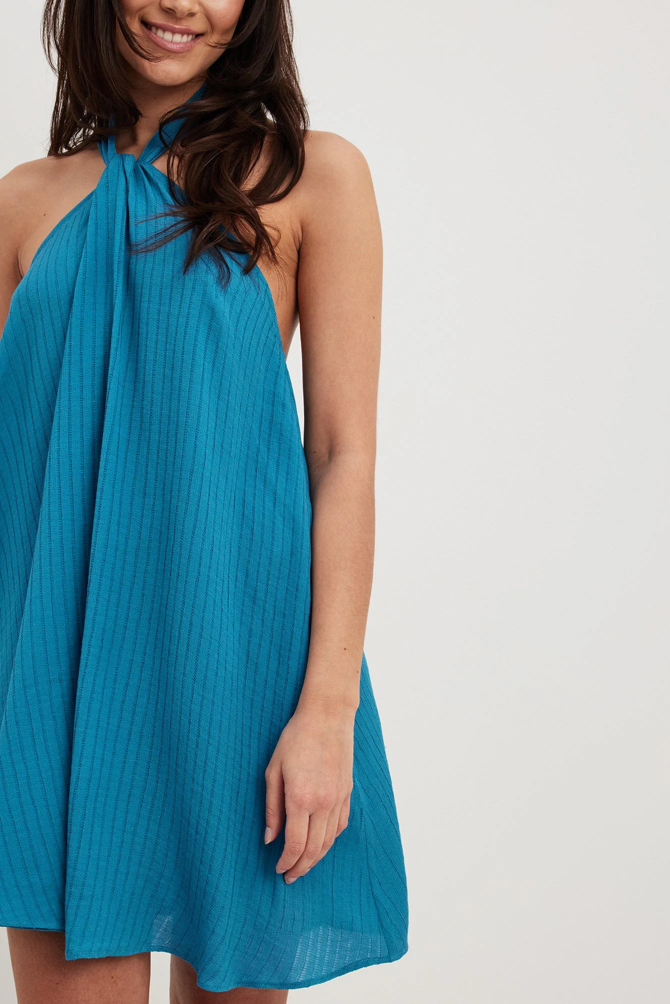 Strukturiertes Minikleid mit Neckholder