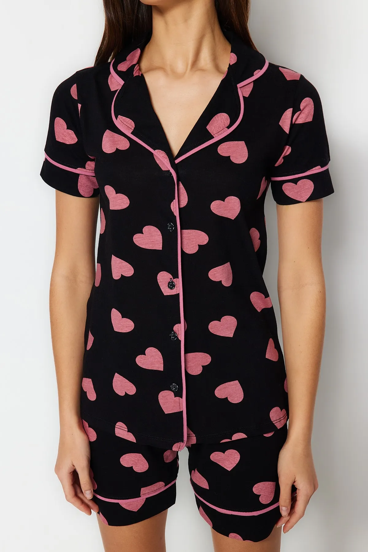 Trendyol Collection  Mehrfarbiges Strick-Pyjama-Set aus 100 % Baumwolle mit herzgemusterten Paspeln und detaillierten Hemd-Shorts THMSS21PT1200