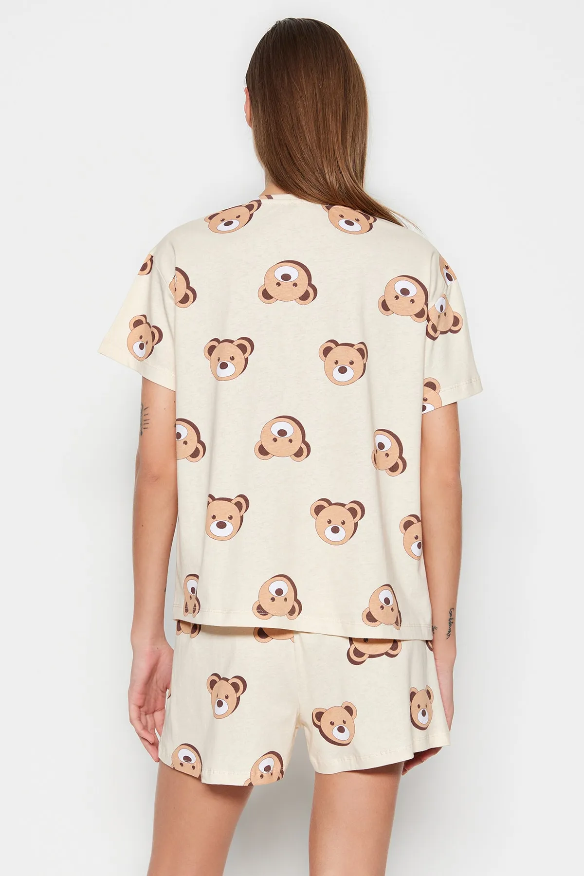 Trendyol Collection  Ecru gestricktes Pyjama-Set aus 100 % Baumwolle mit Teddybär-Muster und T-Shirt-Shorts THMSS23PT00005