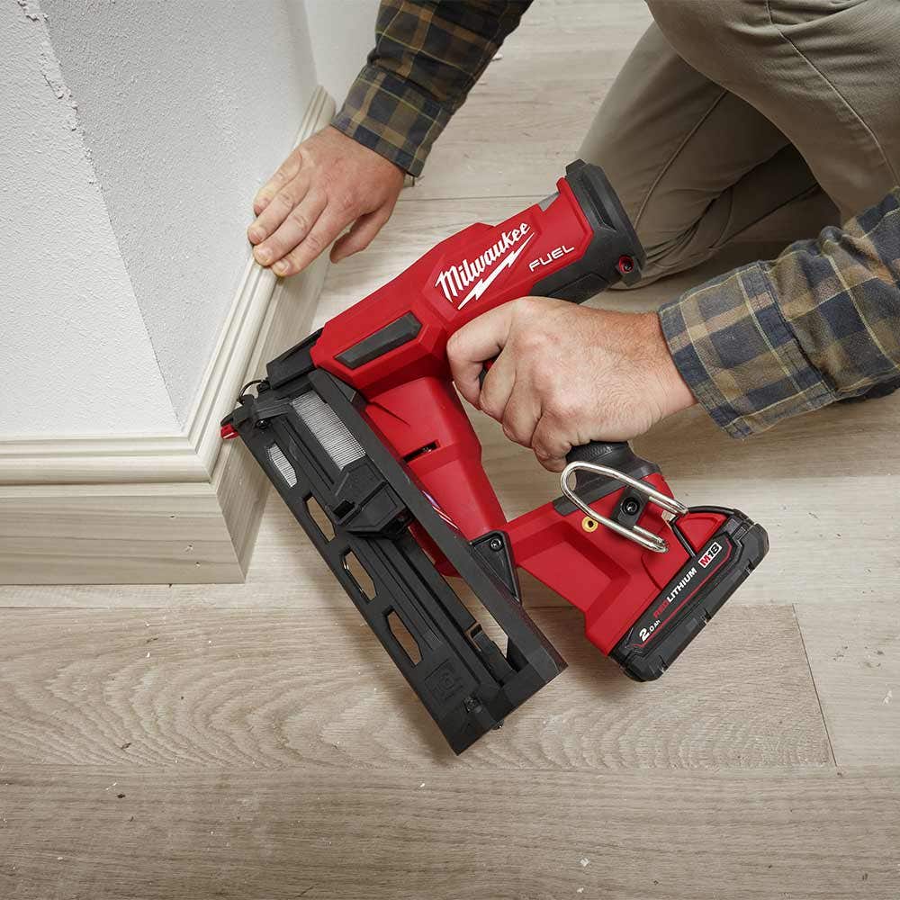 Pregador pneumático de acabamento Milwaukee Fuel 18V, calibre 16, ângulo reto de 20 graus, modelo M18FN16GA-0C