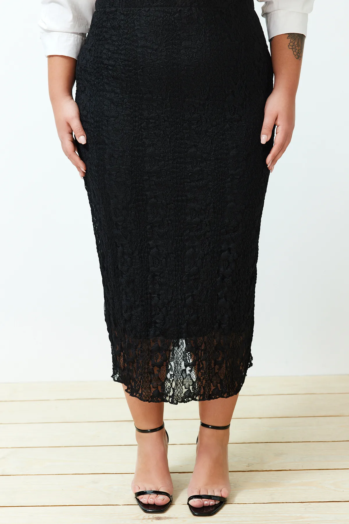 Trendyol Curve  Midi-Strickrock aus schwarzer Spitze TBSSS24AZ00027