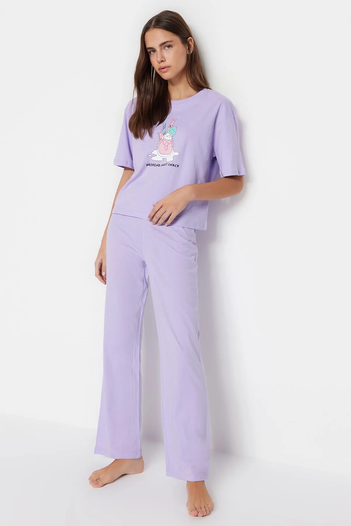 Trendyol Collection  Lila gestricktes Pyjama-Set aus 100 % Baumwolle mit lustig bedruckten T-Shirts und Hosen THMSS23PT00134