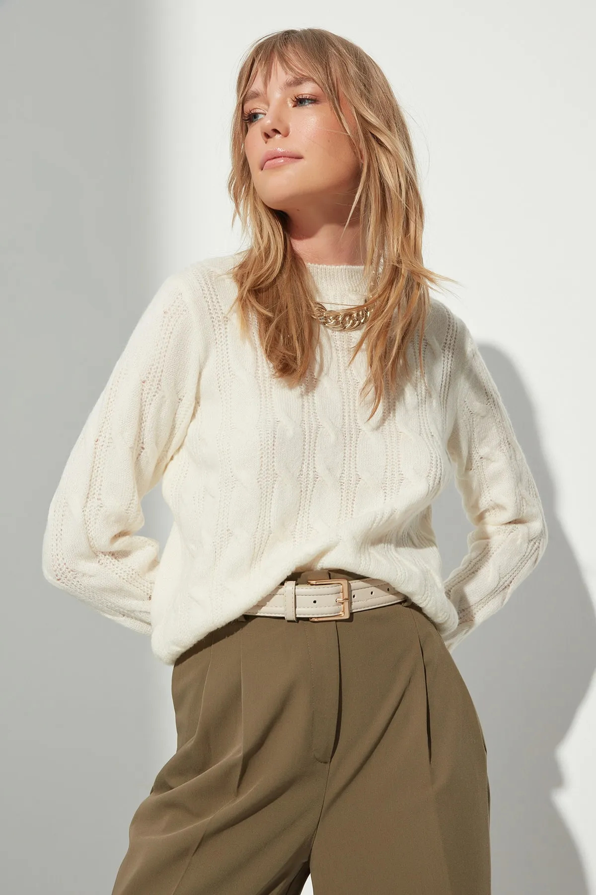 Trendyol Collection  Ecrufarbener, detaillierter Strickpullover aus Wolle TWOAW23KZ01027