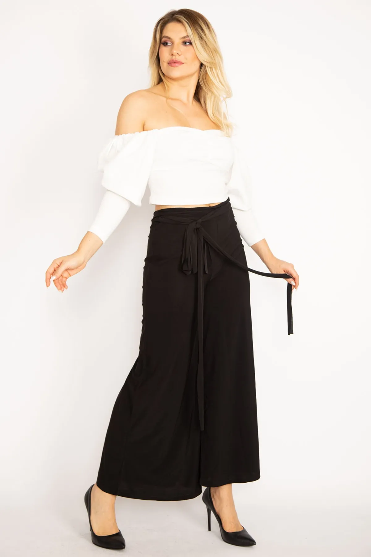 Şans  Große Damen-Hose aus schwarzem Lycra-Sandy-Stoff mit weitem Bein und Gürtel 65n34288