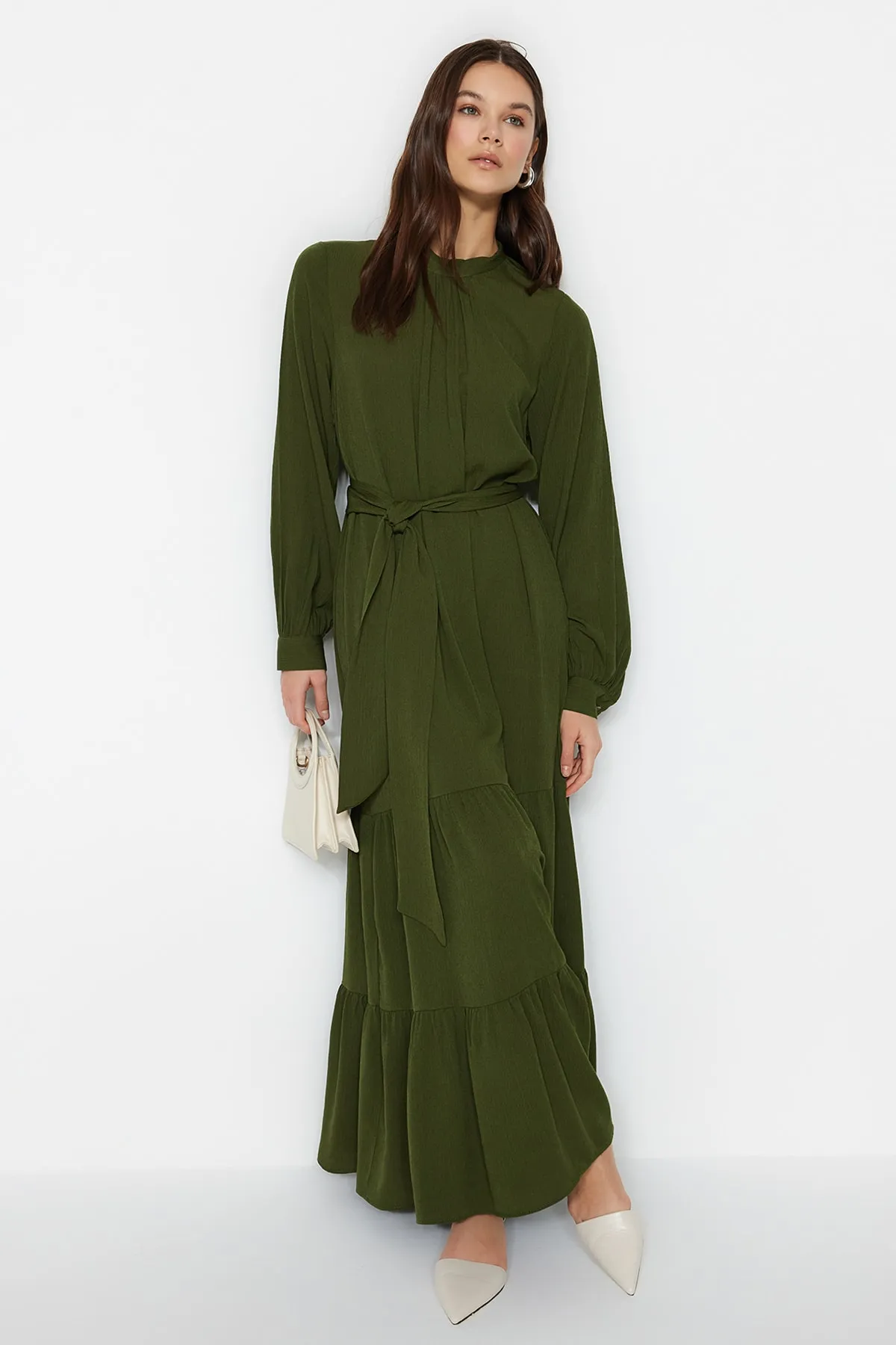 Trendyol Modest  Khakifarbenes gewebtes Kleid mit Ballonärmeln und Gürtel TCTSS23EB00289