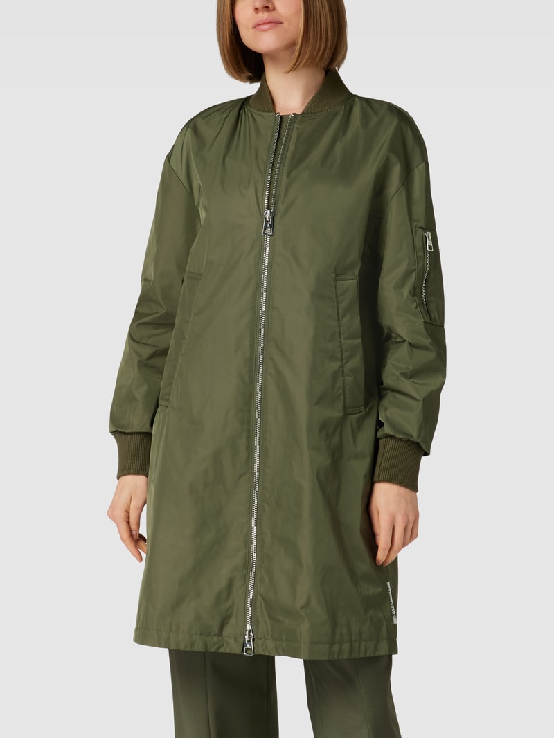 Jacke mit seitlichen Eingrifftaschen in olivgrün