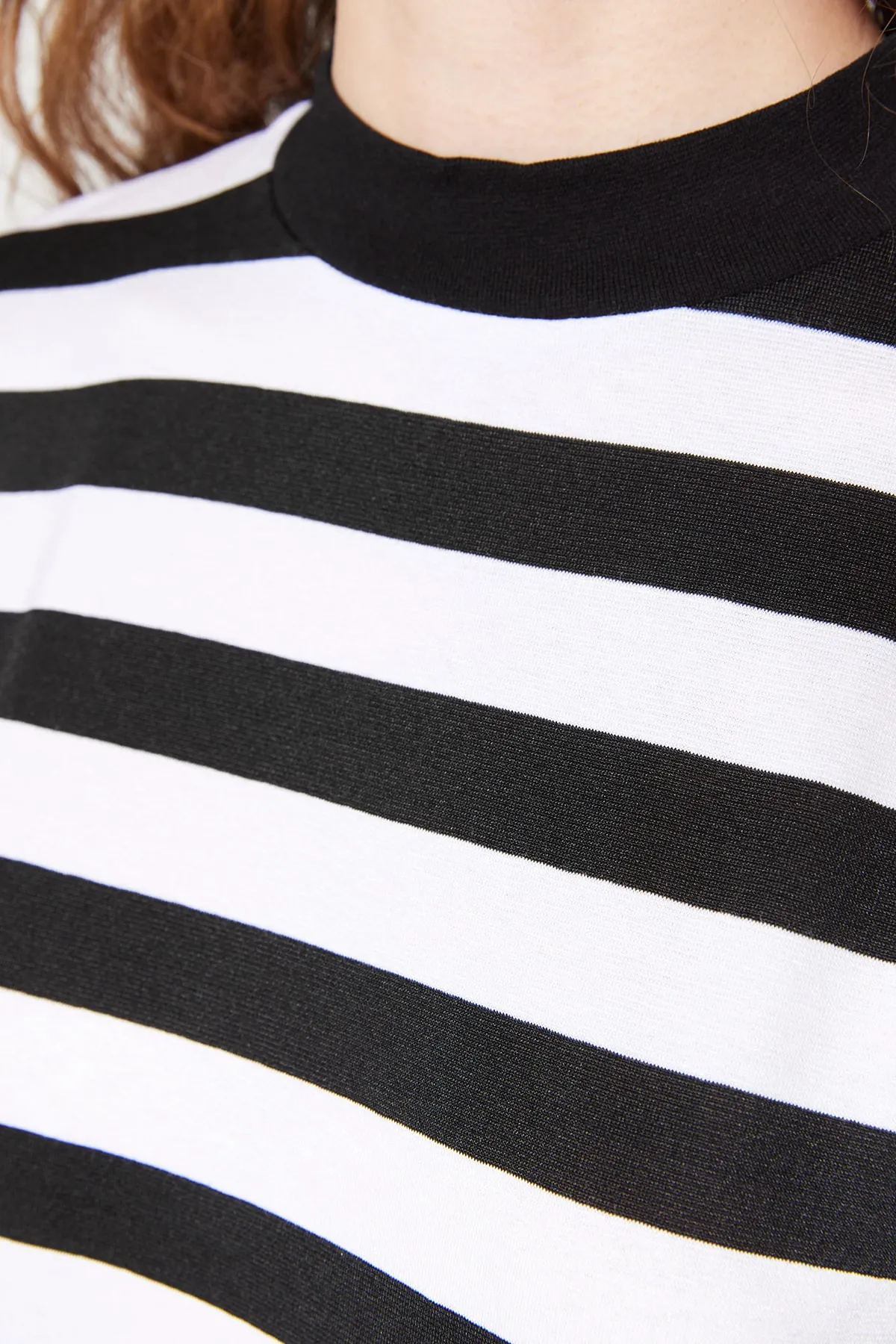 Trendyol Collection  Schwarz-weiß gestreiftes Basic-Strick-T-Shirt mit hohem Kragen TWOSS21TS1204