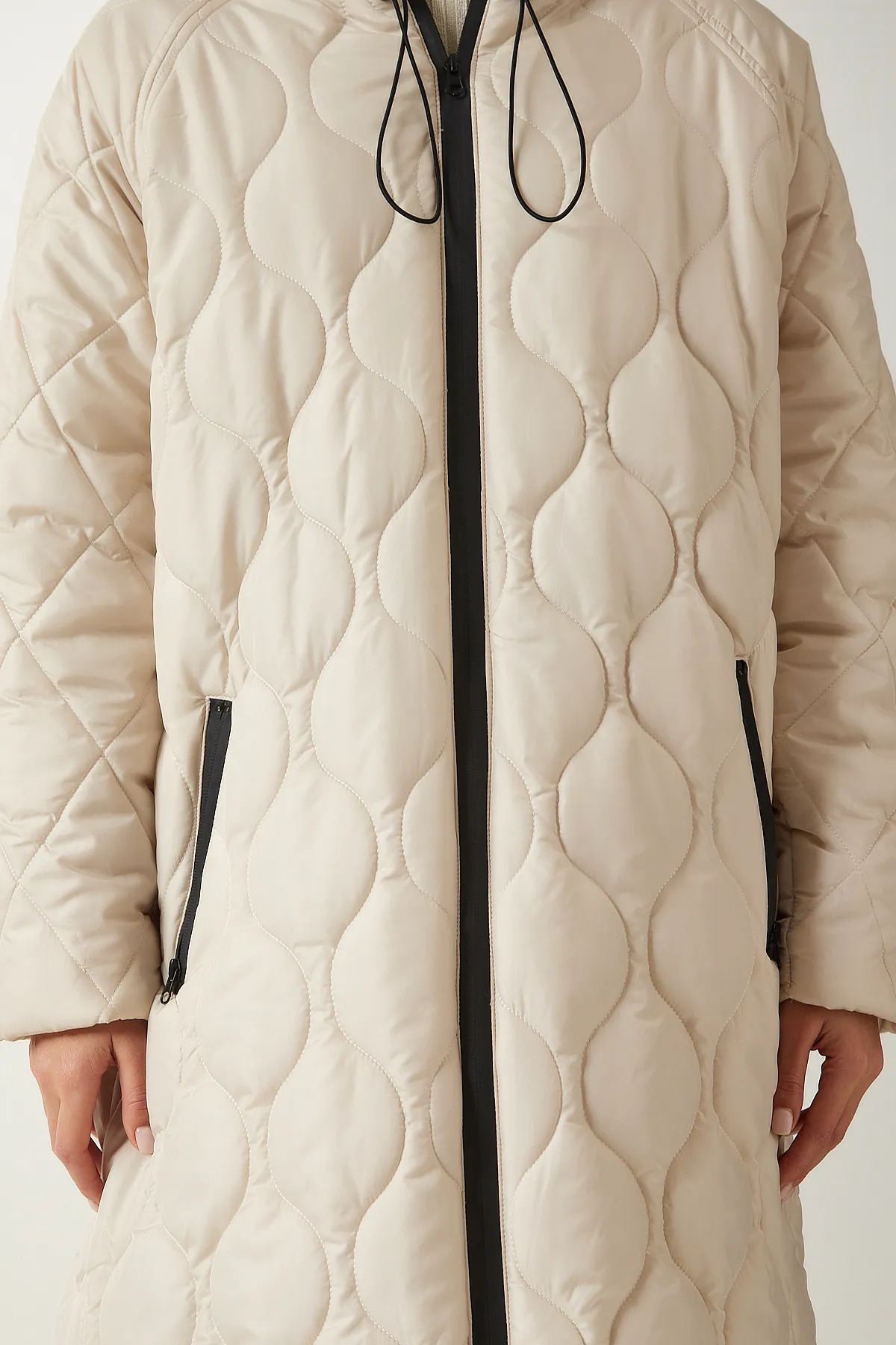 Happiness İstanbul  Cremefarbener Damen-Steppmantel mit Kapuze und Tasche DD01285