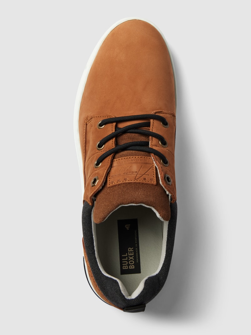 Schnürschuhe mit Label-Details in cognac