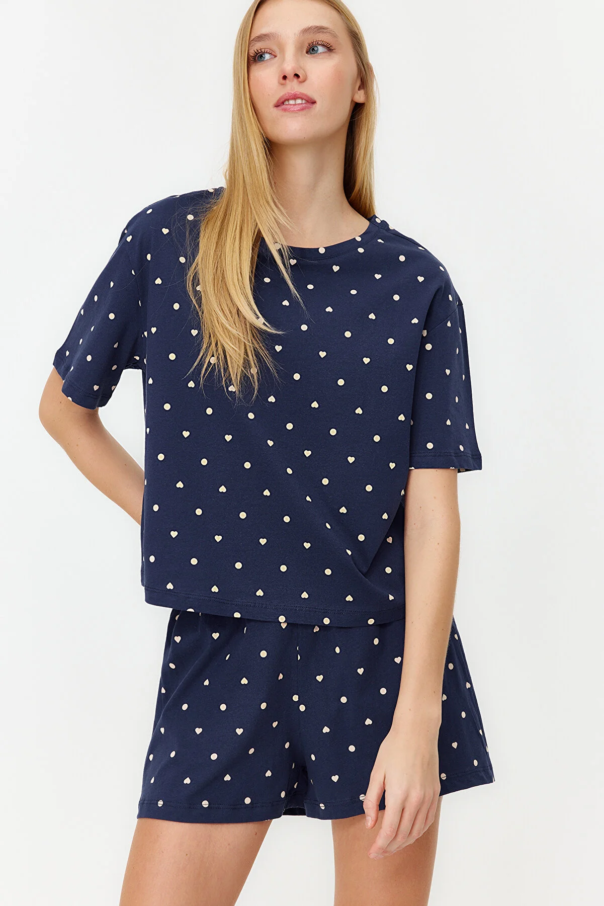 Trendyol Collection  Marineblaues Pyjama-Set aus T-Shirt und Shorts mit Herzmuster, 100 % Baumwolle THMSS21PT1485