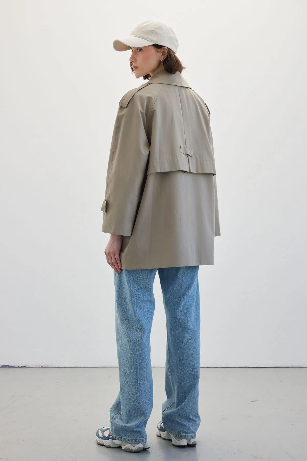 Manuka  ÜBERGROßER KURZER TRENCHCOAT ÇAĞLA