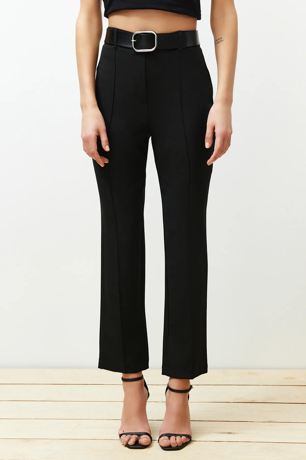 Trendyol Collection  Schwarze gewebte Hose mit Zigarettenmuster und Gürtel TWOSS24PL00081