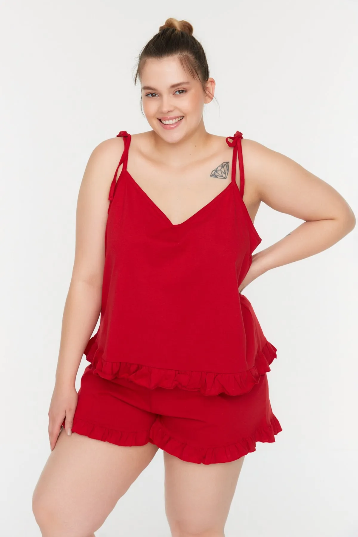 Trendyol Curve  Rotes Pyjama-Set mit gestrickten Rüschen und detailliertem Riemen TBSSS22PT0564