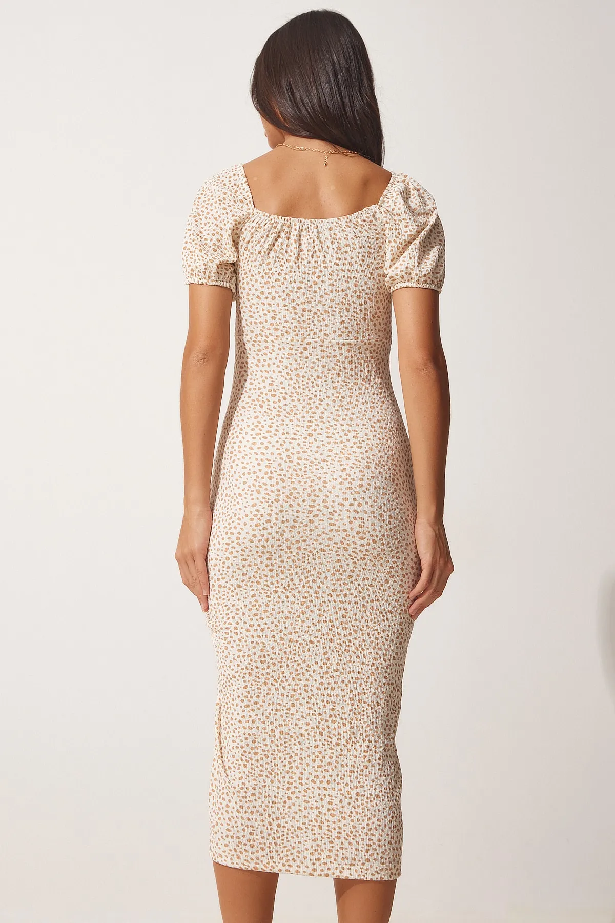 Happiness İstanbul  Damen-Sommer-Strickkleid aus gerafftem Saran in Biscuit Cream DD01202